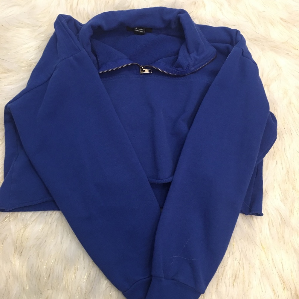 Cropped blue sweatshirt 💤